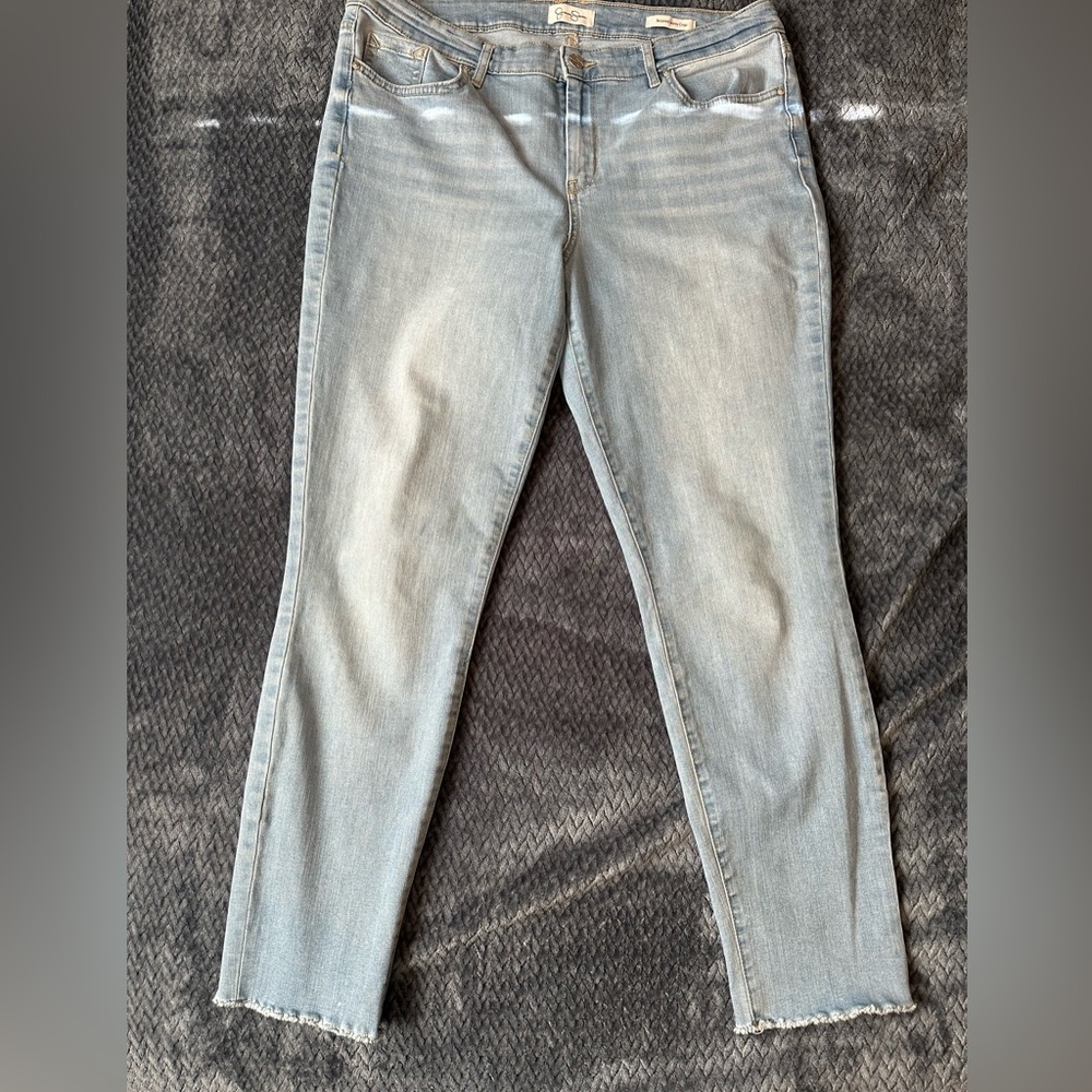 EUC Jessica Simpson 12/31 light distressed crop jeans